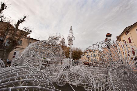 Le grand sapin lumineux, en cours de montage ce lundi sur la place Gabriel-Péri.