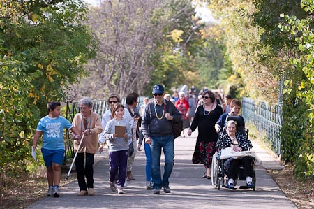 Marche avec des seniors et des élèves de primaire l'an dernier, sur la vélo-route.