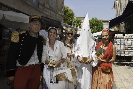 Sur le marché d'Apt, les comédiens sont intarissables sur Baptistin.