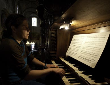 Sophie Bois à l'orgue et à l'origine de la restauration de l'instrument.