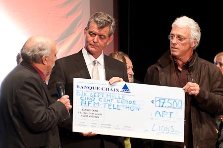 La remise du chèque au maire d'Apt en 2013.