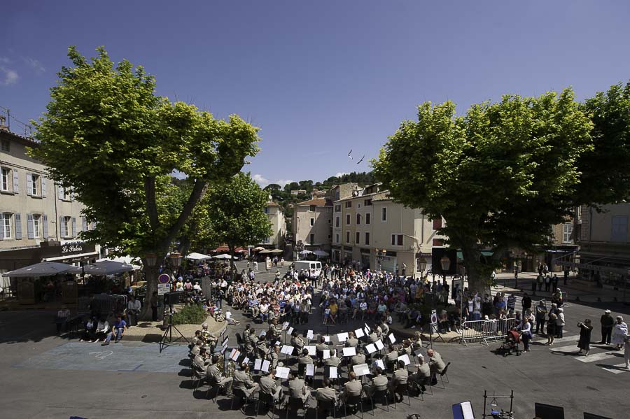 Dimanche matin, place de la mairie. - next picture