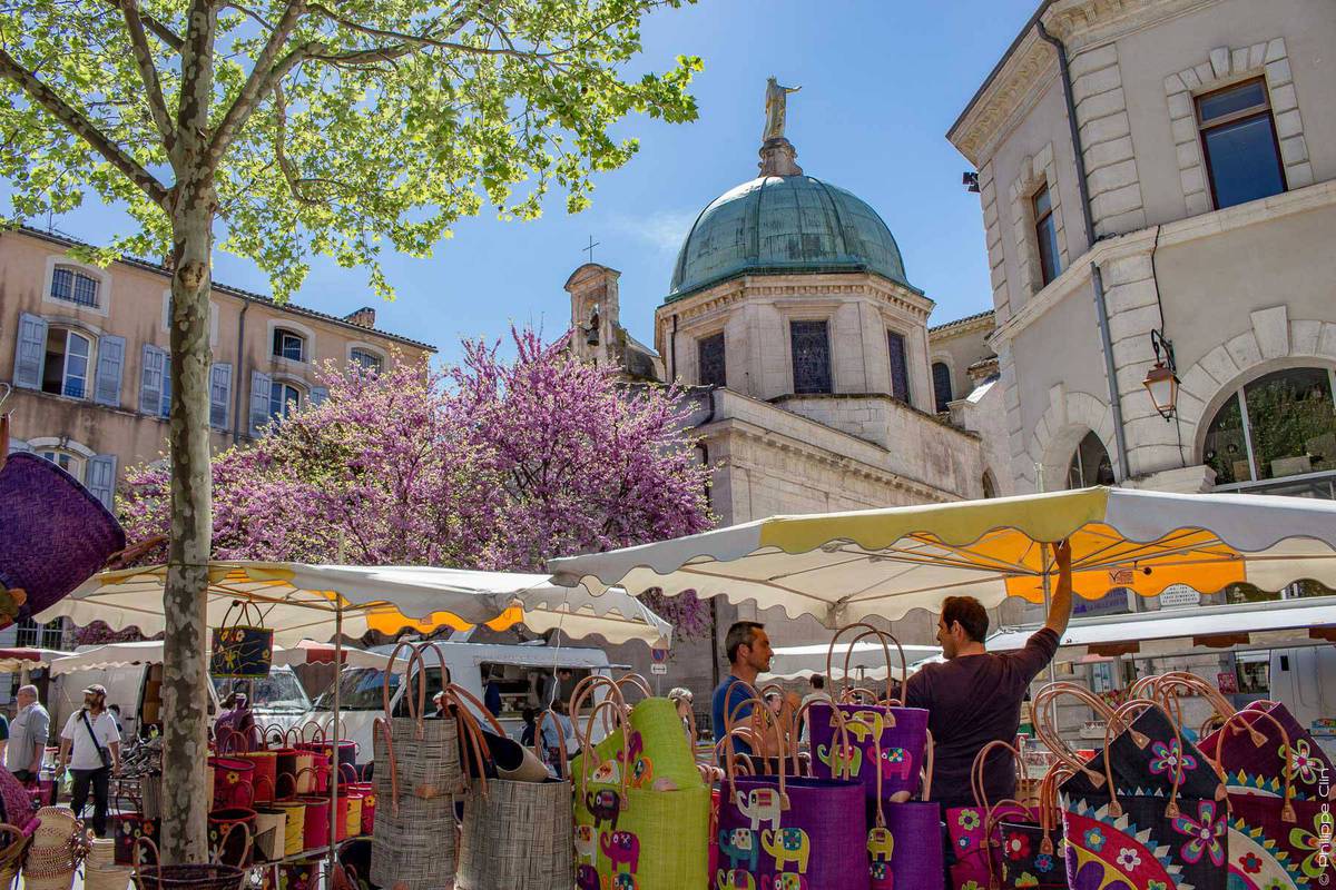 <span>TRADITIONS</span> ET SPÉCIALITÉS